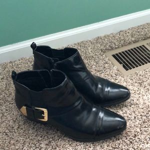 Selling a pair of black booties! Little heel.